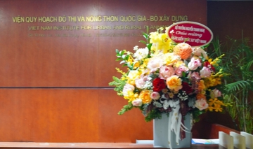 Bộ trưởng Nguyễn Thanh Nghị gửi tặng lẵng hoa chúc mừng VIUP