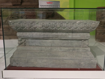 Bệ đá hoa sen thời Trần chùa Bối Khê, thế kỷ XIV, Hà Nội