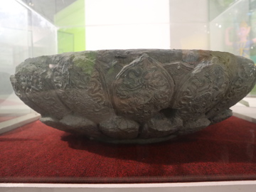 Bệ đá trang trí rồng hoa sen chùa Ngô Xá, thế kỷ XI, Nam Định