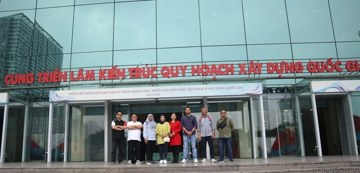 Đoàn khách Malaysia tham quan Cung Triển Lãm Kiến Trúc, Quy Hoạch Xây Dựng Quốc Gia trước khi du lịch khám phá Hà Nội