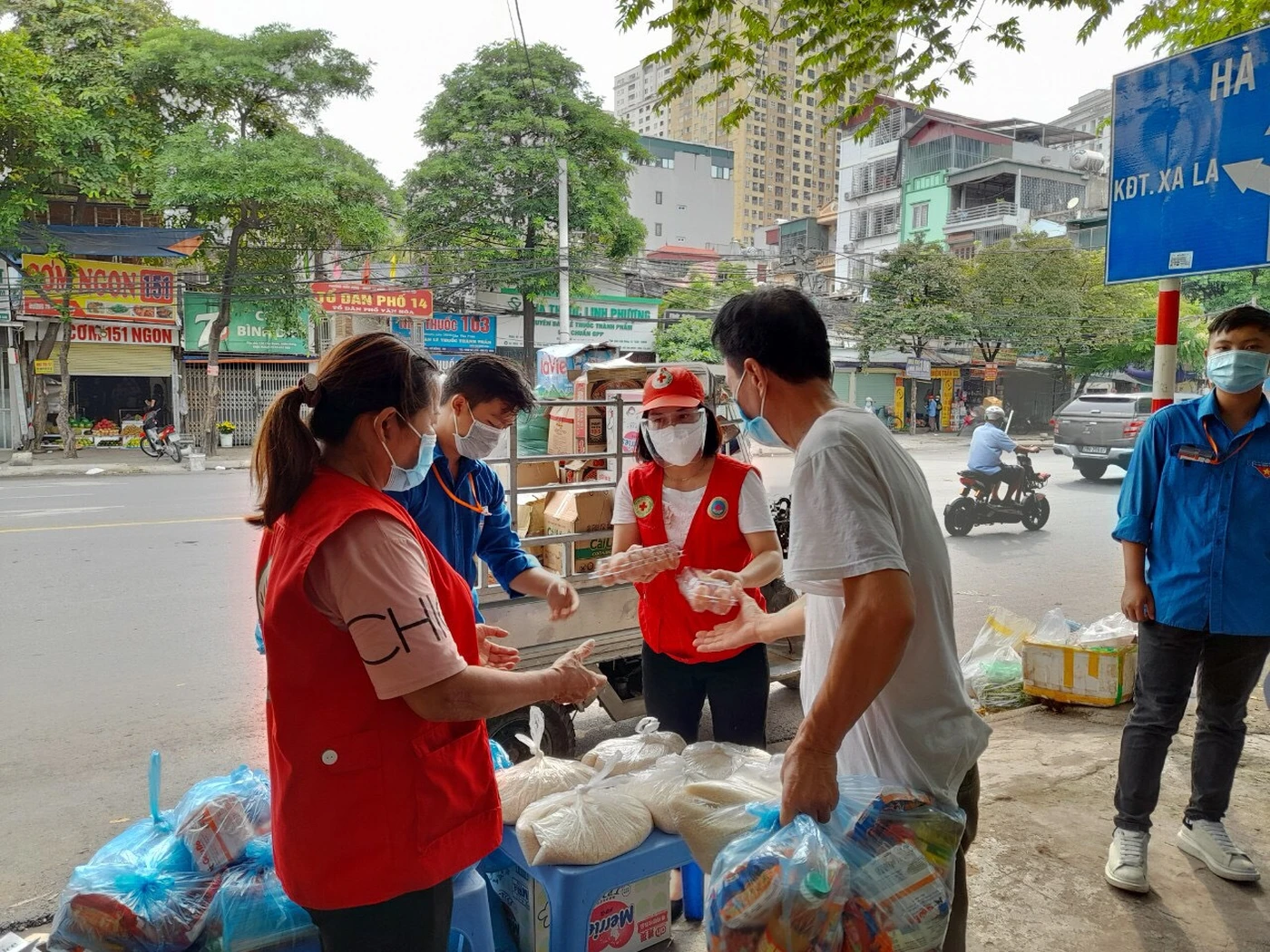 TRAO QUÀ HỖ TRỢ CHO HCTĐ XÃ TÂN TRIỀU