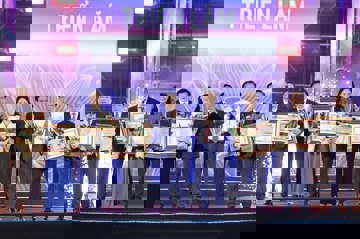 Thủ tướng Phạm Minh Chính tặng Bằng khen Bộ Xây dựng tại lễ bế mạc Triển lãm thành tựu đất nước