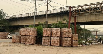 Tràn lan bãi tập kết vật liệu xây dựng không phép, quản cách nào?