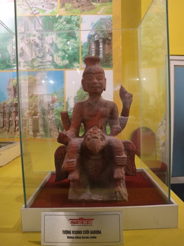 Tượng Vishnu cưỡi Garuda 